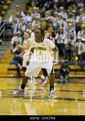 Febbraio 23, 2013 - Berkeley, CA, Stati Uniti d'America - 24 febbraio 2013 durante il NCAA Womens Gioco di basket tra Oregon State University castori vs California Golden Bears, 4 g di Eliza Pierre di Cal a metà la Corte a Hass Pavilion Berkeley Calif Foto Stock