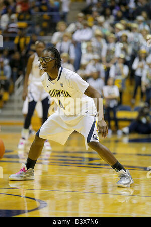 Febbraio 23, 2013 - Berkeley, CA, Stati Uniti d'America - 24 febbraio 2013 durante il NCAA Womens Gioco di basket tra Oregon State University castori vs California Golden Bears,4 g di Eliza Pierre di Cal per la difesa a Hass Pavilion Berkeley Calif Foto Stock