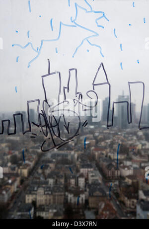 La pioggia sopra la skyline di Francoforte è disegnato su una finestra della vecchia torre AfE a Goethe University di Francoforte sul Meno, Germania, 25 febbraio 2013. La 116 metro alto edificio che ospitava il dipartimento di pedagogia è di essere abbattuto al più presto. Foto: Frank Rumpenhorst Foto Stock