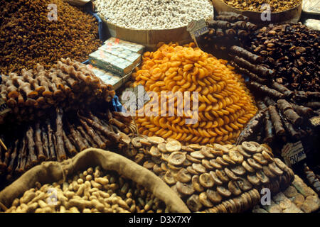 Colorata e la frutta secca e i dadi sul display al mercato delle spezie di Istanbul, Turchia Foto Stock