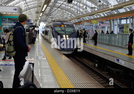 Keisei Skyliner aproaching la piattaforma alla stazione Nippori di Tokyo, Giappone Foto Stock