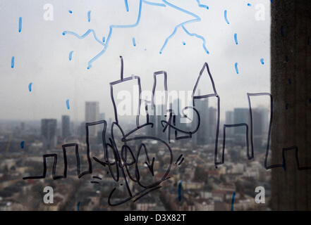 La pioggia sopra la skyline di Francoforte è disegnato su una finestra della vecchia torre AfE a Goethe University di Francoforte sul Meno, Germania, 25 febbraio 2013. La 116 metro alto edificio che ospitava il dipartimento di pedagogia è di essere abbattuto al più presto. Foto: Frank Rumpenhorst Foto Stock