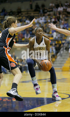 Febbraio 23, 2013 - Berkeley, CA, Stati Uniti d'America - 24 febbraio 2013 durante il NCAA Womens Gioco di basket tra Oregon State University castori vs California Golden Bears,25 F Gennifer Brandon di Cal a Hass Pavilion Berkeley Calif Foto Stock