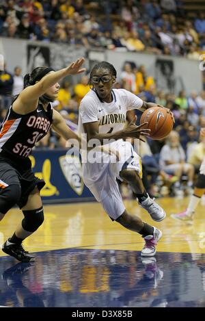 Febbraio 23, 2013 - Berkeley, CA, Stati Uniti d'America - 24 febbraio 2013 durante il NCAA Womens Gioco di basket tra Oregon State University castori vs California Golden Bears,4 g di Eliza Pierre di Cal Drive al cerchio in vernice a Hass Pavilion Berkeley Calif Foto Stock