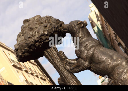 Madrid Spagna il simbolo della città di Madrid la statua di un orso con un albero di madrone - corbezzolo in Puerta del Sol Foto Stock