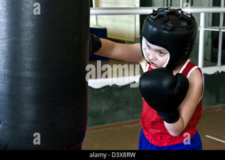 Ragazzo impegnato nella boxe Foto Stock