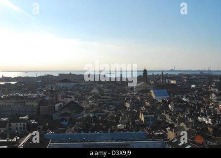 I tetti di Venezia vista dall'alto di San Marco il Campanile Foto Stock