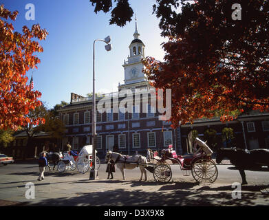 Independence Hall in autunno, Chestnut Street, Philadelphia, Pennsylvania, Stati Uniti d'America Foto Stock