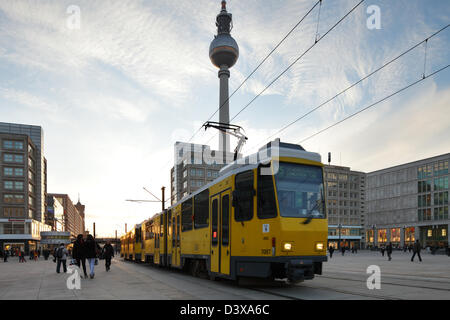 Berlino, Germania, tram a Alexanderplatz in Berlin-Mitte. Foto Stock