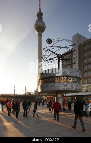 Berlino, Germania, recentemente progettato Alexanderplatz con la torre della TV Foto Stock