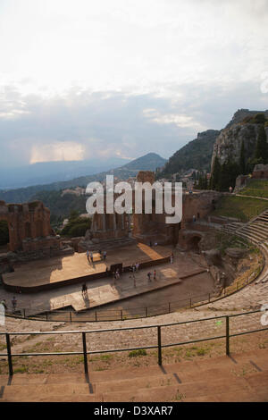 I turisti a antico teatro greco, Taormina, Provincia di Messina, Sicilia, Italia Foto Stock