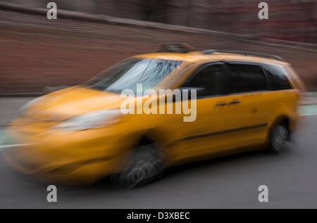 Medaglione ibrido giallo taxi n New York City Foto Stock