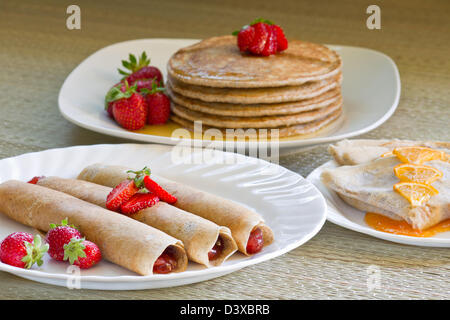 Il dessert con fragole rotolo crepes pancake e crepes suzette Foto Stock