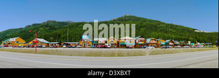 Panorama di negozi turistici al di fuori del Parco Nazionale di Denali, Alaska, Stati Uniti d'America. La gente del posto chiama questa cucciolata o Glitter, Gulch. Foto Stock