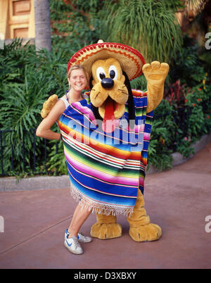 Carattere di Plutone con la donna, il Walt Disney World Resort, Orange County, Orlando, Florida, Stati Uniti d'America Foto Stock