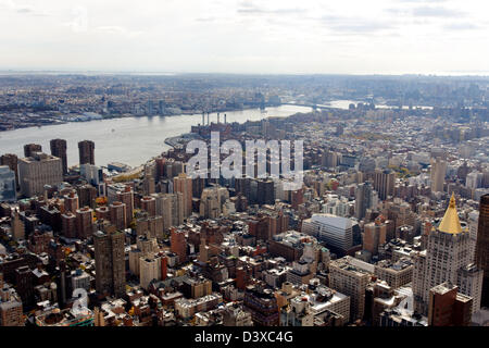 Una vista di Manhattan cityscape dall' Empire State Building di New York, NY, STATI UNITI D'AMERICA. Foto Stock