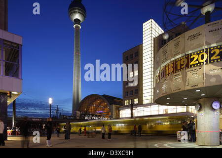 Berlino, Germania, recentemente progettato Alexanderplatz con la torre della TV di notte Foto Stock