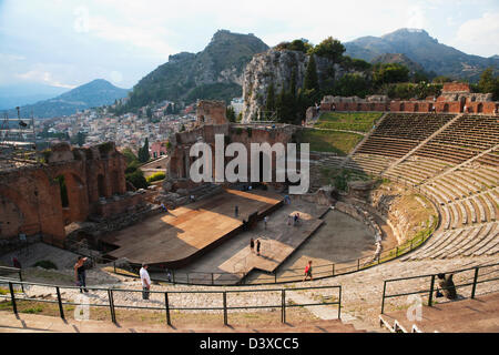 I turisti a antico teatro greco, Taormina, Provincia di Messina, Sicilia, Italia Foto Stock