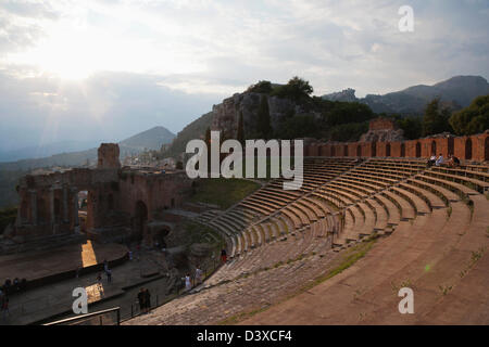 I turisti a antico teatro greco, Taormina, Provincia di Messina, Sicilia, Italia Foto Stock