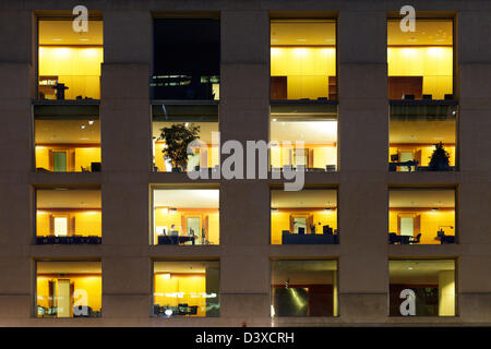 Berlino, Germania, lit uffici di DZ Bank sulla Pariser Platz Foto Stock