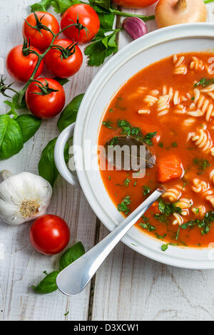 Zuppa di pomodoro e gli ingredienti freschi Foto Stock