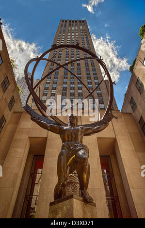 L'Atlas statua che si trova nella parte anteriore del Rockefeller Center nel centro di Manhattan, New York City. Foto Stock