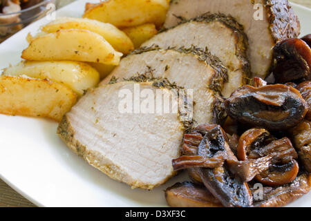 Lombo di maiale con funghi selvatici erbe e patate Foto Stock