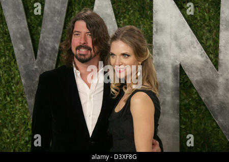 Il cantante Dave Grohl e Jordyn Blum Grohl arrivano al Vanity Fair Oscar Party al Sunset Tower in West Hollywood, Los Angeles, Stati Uniti d'America, il 24 febbraio 2013. Foto: Hubert Boesl/dpa Foto Stock