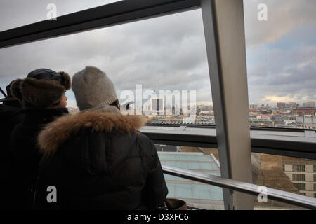 Berlino, Germania, i visitatori della cupola del Reichstag in corrispondenza della finestra e si affacciano su Berlino Foto Stock