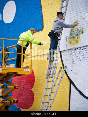 Arte di strada in corso dagli artisti Stik e Thierry Noir in Shoreditch, Londra. Foto Stock