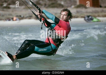 Un kitesurfer presso la laguna a Langebaan, Western Cape godendo lo sport alla fine di una giornata. Foto Stock