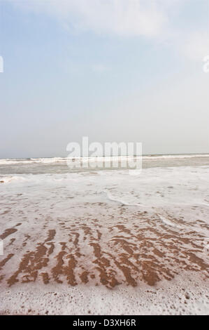 Surf sulla spiaggia, Puri, Orissa, India Foto Stock