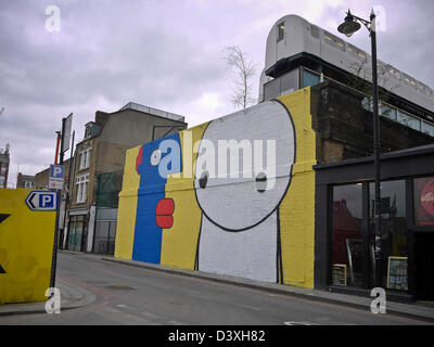 Arte di strada dagli artisti Stik e Thierry Noir in Shoreditch, Londra. Foto Stock