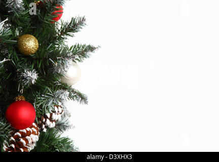 Sfondo con copia spazio: decorazione di Natale (ramo di albero di abete, bolle, pigne) sullo sfondo bianco Foto Stock
