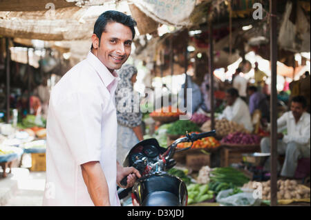 Uomo in piedi in un mercato di verdure, Sohna, Gurgaon, Haryana, India Foto Stock