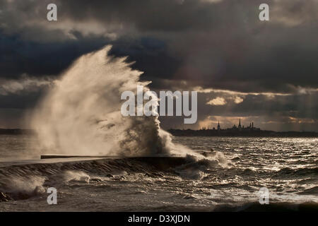 Alta onda al molo in un clima burrascoso Foto Stock