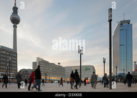 Berlino, Germania, recentemente progettato Alexanderplatz di Berlino nella luce della sera Foto Stock