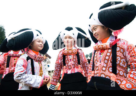 Long Horn Miao ragazze in costumi tradizionali danze per celebrare il Tiao Hua festival / molla nel Guizhou. Foto Stock