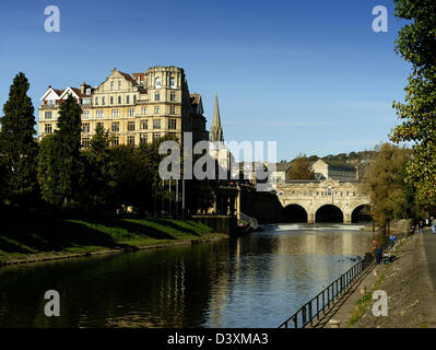 Il fiume Avon, l'Empire Hotel e Pulteney Bridge, bagno, Inghilterra Foto Stock