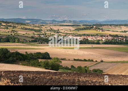 Vista sul villaggio di Antoingt e la pianura di Lembronnais, Puy de Dôme, Auvergne, Francia Foto Stock