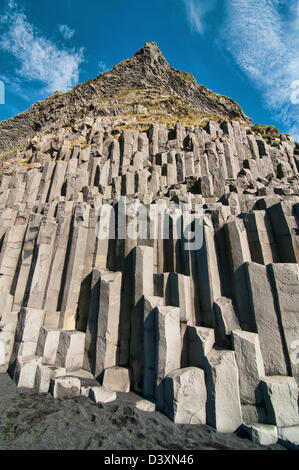 Stuðlaberg colonne di basalto Reynisfjara sulla spiaggia di sabbia nera vicino a VIK, sud dell'Islanda Foto Stock