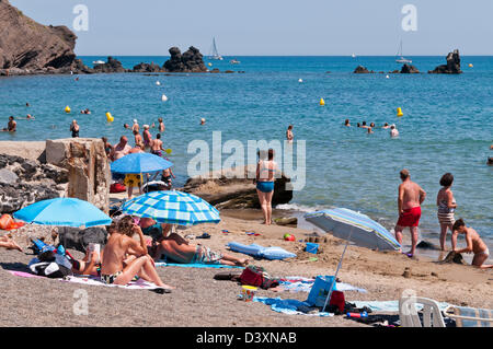 La gente sulla spiaggia, Cap d'Agde, Hérault, Languedoc Roussillon, Francia Foto Stock