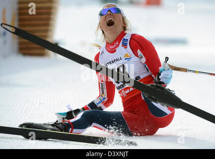 La Norvegia è Therese Johaug celebra nella area di finitura dopo la vittoria delle donne 10 km libera singolo evento al Nordic Campionati Mondiali di Sci in Val di Fiemme, Italia, 26 febbraio 2013. Foto: Hendrik Schmidt/dpa +++(c) dpa - Bildfunk+++ Foto Stock