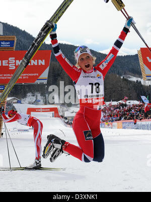 La Norvegia è Therese Johaug celebra nella area di finitura dopo la vittoria delle donne 10 km libera singolo evento al Nordic Campionati Mondiali di Sci in Val di Fiemme, Italia, 26 febbraio 2013. Foto: Hendrik Schmidt/dpa +++(c) dpa - Bildfunk+++ Foto Stock