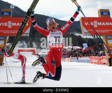 La Norvegia è Therese Johaug celebra nella area di finitura dopo la vittoria delle donne 10 km libera singolo evento al Nordic Campionati Mondiali di Sci in Val di Fiemme, Italia, 26 febbraio 2013. Foto: Hendrik Schmidt/dpa +++(c) dpa - Bildfunk+++ Foto Stock