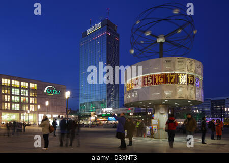 Berlino, Germania, ad Alexanderplatz orologio mondiale e il Park Inn hotel di notte Foto Stock