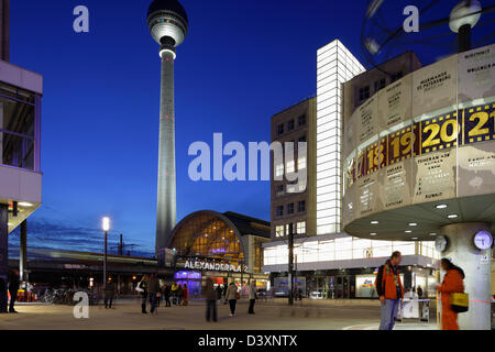 Berlino, Germania, recentemente progettato Alexanderplatz con la torre della TV di notte Foto Stock