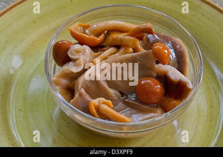 Con insalata selvatica, funghi marinati Foto Stock