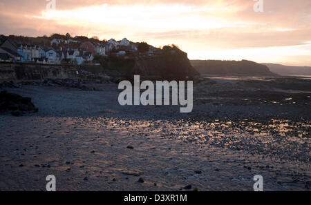 Vista al tramonto sul Canale di Bristol verso Exmoor da Watchet, Somerset, Inghilterra Foto Stock