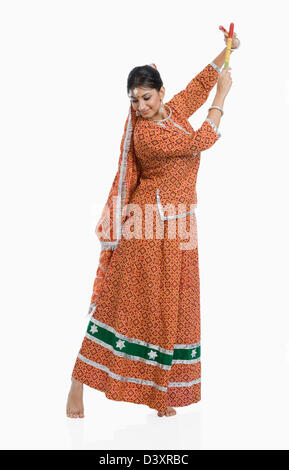 Donna di eseguire Dandiya Raas a Navratri Foto Stock